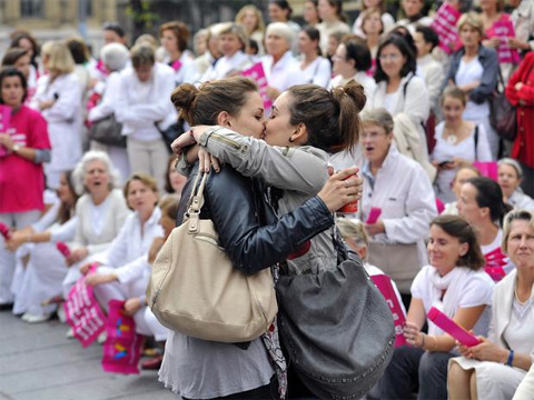 raparigas beijam-se em plena manifest�o anti igualdade no casamento