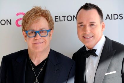Elton John e David Furnish conseguiram tornar-se pais